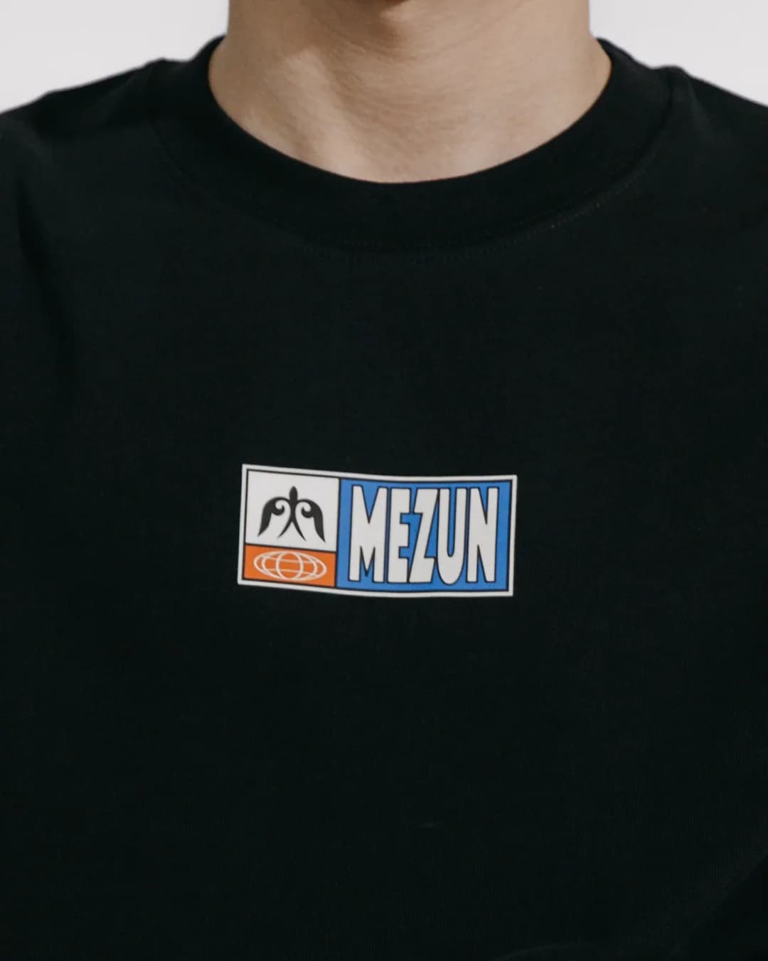 Mezun oversized T-shirt, patch close-up
